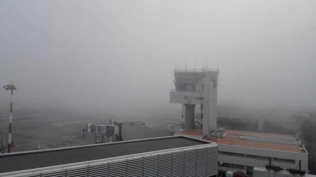 Nebbia fitta e disagi a Fontanarossa. Foto dall'account Twitter dell'Aeroporto di Catania.